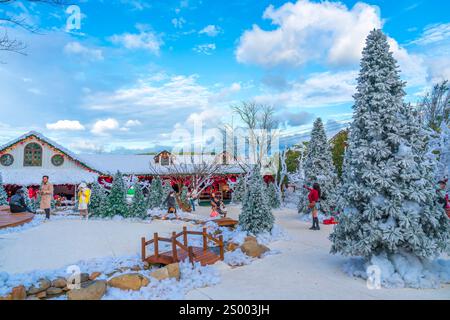 Natale a da Lat, Vietnam. Il paesaggio fuori città accoglie ogni casa in un tranquillo periodo natalizio. Foto Stock