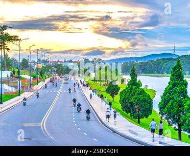 Da Lat, Vietnam - 22 novembre 2024: Traffico stradale nella città di da Lat durante il tramonto, Vietnam Foto Stock