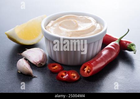 Salsa Chipotle e spezie su sfondo di ardesia nera Foto Stock