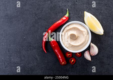 Salsa Chipotle e spezie su sfondo di ardesia nera Foto Stock