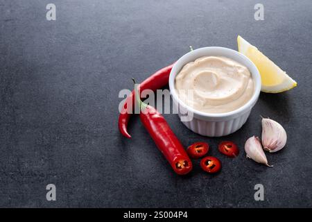 Salsa Chipotle e spezie su sfondo di ardesia nera Foto Stock