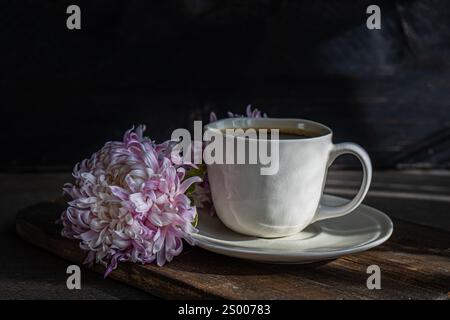 Caffè mattutino e crisantemi freschi Foto Stock