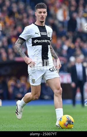 Roma, Lazio. 22 dicembre 2024. Dennis Man di Parma durante la partita di serie A tra Roma e Parma allo stadio Olimpico, Italia, 22 dicembre 2024. Credito: massimo insabato/Alamy Live News Foto Stock