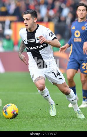 Roma, Lazio. 22 dicembre 2024. Emanuele Valeri di Parma durante la partita di serie A tra Roma e Parma allo stadio Olimpico, Italia, 22 dicembre 2024. Credito: massimo insabato/Alamy Live News Foto Stock