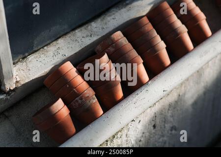 vasi di terracotta impilati e allineati in fila Foto Stock