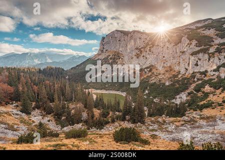 Splendido paesaggio montano con il sole che splende sul verde lago Jablan nel Durmitor National Park Foto Stock