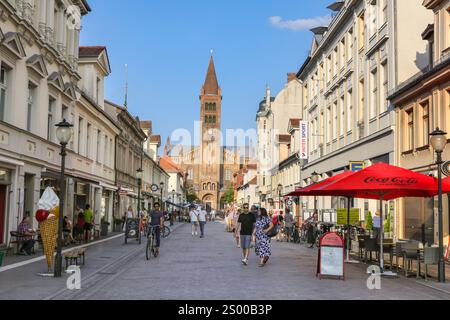 Brandenburger Straße (Strass)vista sulla Chiesa di San Pietro e Paolo, Potsdam, Brandeburgo, Germania Foto Stock