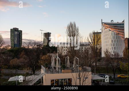 Vista ad alto angolo sui grattacieli e sul tetto durante il crepuscolo con lo skyline di Tirana, Albania, DEC 7, 2024 Foto Stock