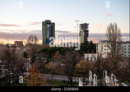 Vista ad alto angolo sui grattacieli e sul tetto durante il crepuscolo con lo skyline di Tirana, Albania, DEC 7, 2024 Foto Stock