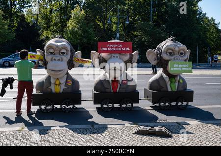 15.09.2023, Berlino, Deutschland, Europa - Satirische Darstellung der regierenden Ampelkoalition aus SPD, Buendnis 90 Die Gruenen und FDP, in Form der Drei Weisen Affen nichts Boeses sehen, nichts Boeses hoeren und nichts Boeses sagen auf dem von der Bewegung Fridays for Future Organisierten Demonstration und *** 15 09 2023, Berlino, Germania, Europa rappresentazione satirica della coalizione di semaforo al governo di SPD, Buendnis 90 Die Gruenen e FDP, nella forma della scimmia dei tre saggi Foto Stock