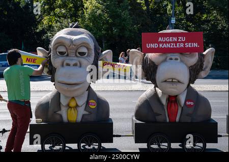 15.09.2023, Berlino, Deutschland, Europa - Satirische Darstellung der regierenden Ampelkoalition aus SPD, Buendnis 90 Die Gruenen und FDP, in Form der Drei Weisen Affen nichts Boeses sehen, nichts Boeses hoeren und nichts Boeses sagen auf dem von der Bewegung Fridays for Future Organisierten Demonstration und *** 15 09 2023, Berlino, Germania, Europa rappresentazione satirica della coalizione di semaforo al governo di SPD, Buendnis 90 Die Gruenen e FDP, nella forma della scimmia dei tre saggi Foto Stock