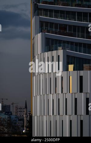 Modelli astratti contemporanei di un alto edificio di notte a Tirana, Albania, DEC 7, 2024 Foto Stock