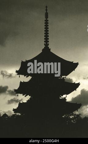 Eleganza senza tempo della Pagoda a cinque piani di Nara ( Kofuku-ji Gojunoto ): Maestosa sagoma di una pagoda tradizionale contro un cielo lunare al crepuscolo in un paesaggio antico / Nara, Kyoto, Giappone anni '1890 Foto Stock