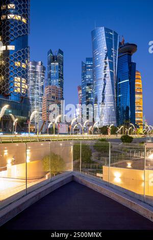 Vista dello skyline di Doha dalla baia ovest della Corniche Doha Foto Stock