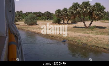Crociera sul fiume Nilo, vista dalla dahabiah in Egitto Foto Stock