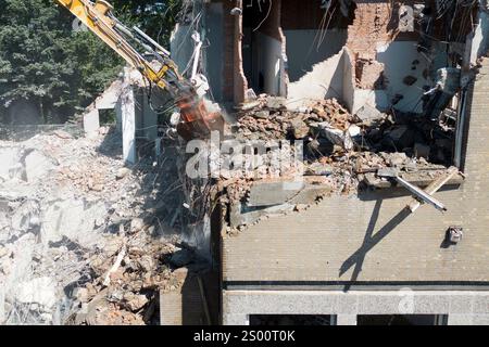 Vista aerea degli edifici demoliti da macchinari pesanti Foto Stock