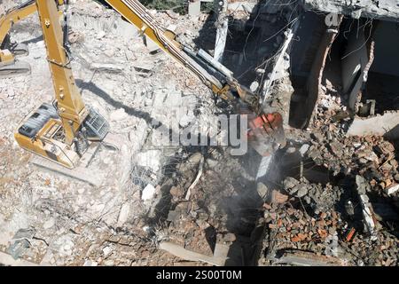 Vista aerea degli edifici demoliti da macchinari pesanti Foto Stock