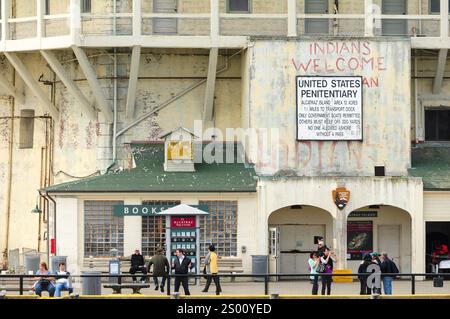 San Francisco, CALIFORNIA, Stati Uniti. 22 aprile 2012: I visitatori esplorano lo storico ingresso del penitenziario dell'isola di Alcatraz. Foto Stock