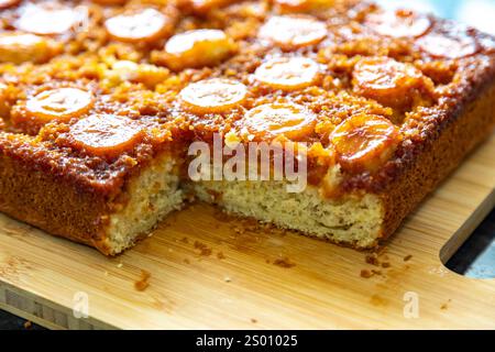 Tradizionale torta di banana brasiliana caramellata. Cibo brasiliano Foto Stock