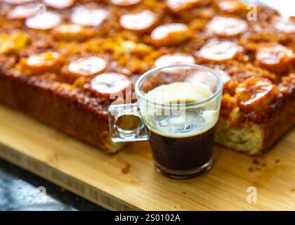 Tradizionale torta di banana brasiliana caramellata. Cibo brasiliano Foto Stock