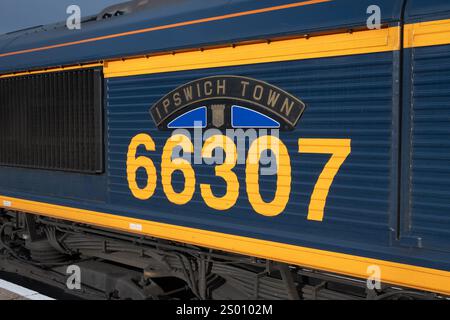 Locomotiva diesel classe 66 n. 66307 "Ipswich Town" alla stazione di Leamington Spa, Regno Unito Foto Stock