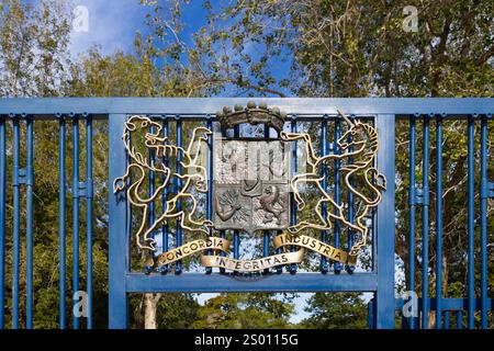 Stemma sul cancello di Ramat Hanadiv, Israele 16 dicembre 2023; noto anche come Habaron Rothschild Gardens a Zichron Yaakov Foto Stock