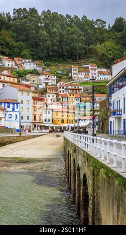 Il pittoresco villaggio di Cudillero nel nord della Spagna, con le sue case colorate adagiate su una collina, un affascinante ponte sul porto Foto Stock