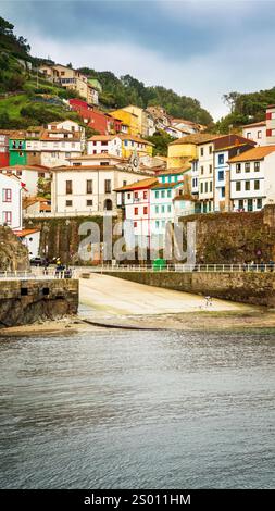 Il pittoresco villaggio di Cudillero nel nord della Spagna, con le sue case colorate adagiate su una collina, un affascinante ponte sul porto Foto Stock