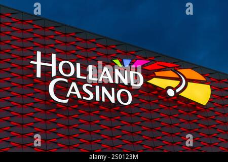 Utrecht, Paesi Bassi. 25 settembre 2024. Colorato logo Holland Casino illuminato di notte sull'edificio illuminato di rosso Foto Stock