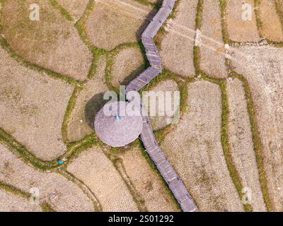 Vista aerea del ponte Kho Ku so Bamboo e dei campi di riso nel nord della Thailandia vicino a Pai Foto Stock