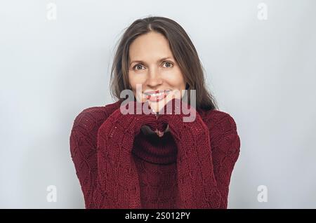 Ritratto di donna positiva matura, morbide rughe intorno agli occhi. Prodotti per la bellezza naturale, la cosmetologia e la cura della pelle Foto Stock