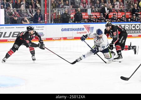 Eishockey DEL - 24/25 - 29. Spieltag: Kölner Haie vs Straubing Tigers am 22.12.2024 im in der LANXESS arena in Köln Kölns Joshua Currie (Nr.18) und Kölns Brady Austin (Nr.57) gegen Straubings Justin Scott (Nr.20) foto: Osnapix Foto Stock