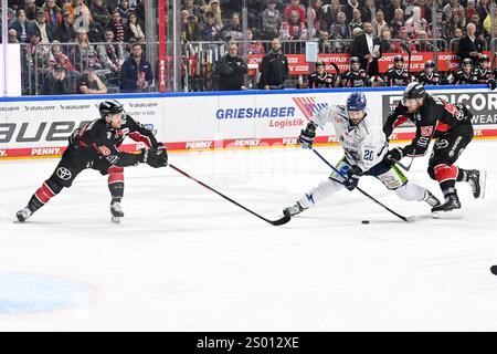 Eishockey DEL - 24/25 - 29. Spieltag: Kölner Haie vs Straubing Tigers am 22.12.2024 im in der LANXESS arena in Köln Kölns Joshua Currie (Nr.18) und Kölns Brady Austin (Nr.57) gegen Straubings Justin Scott (Nr.20) foto: Osnapix Foto Stock