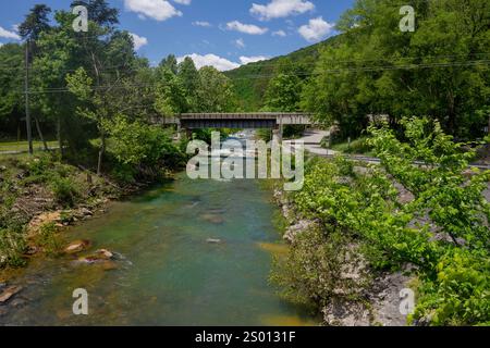 Una vista del golfo di Big Soddy Creek da un ponte a Soddy Daisy, Tennessee. Un sentiero lungo il torrente offre splendide vedute del fiume e delle scogliere. Foto Stock