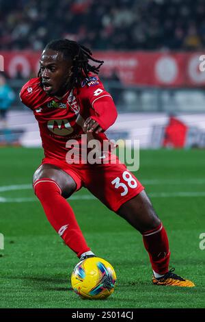 Italiano. 22 dicembre 2024. Warren Bondo dell'AC Monza visto in azione durante la partita di calcio di serie A 2024/25 tra AC Monza e Juventus FC all'U-Power Stadium Credit: dpa/Alamy Live News Foto Stock