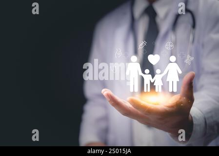 Medico che tiene un'icona di famiglia con simboli di salute, che rappresenta l'assistenza sanitaria, la protezione e il benessere della famiglia. Ideale per servizi sanitari, assicurazioni, e. Foto Stock