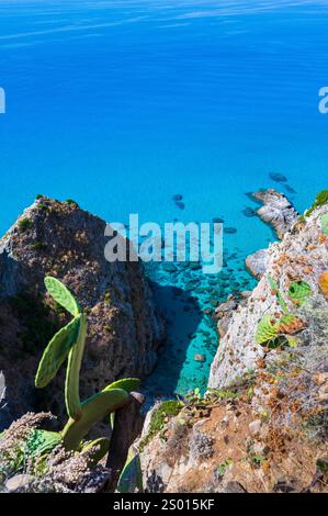 Vista del paradiso della spiaggia di Grotticelle dal punto panoramico di Capo Vaticano - splendido paesaggio vicino a Tropea, Calabria - Italia Foto Stock