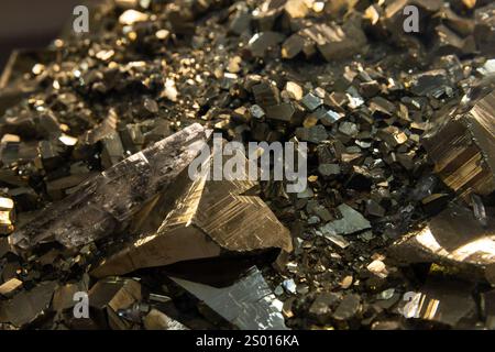 La foto macro della pirite minerale o pirite di ferro, nota anche come oro pazzo, è un solfuro di ferro Foto Stock