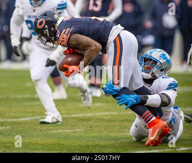 Chicago Bears DJ Moore (2) è placcato da Detroit Lions al-Quadin Muhammad (69) durante una partita di football americano della NFL domenica 22 dicembre 2024 a Chicago. (Mike Wulf/CSM) (immagine di credito: © Mike Wulf/Cal Sport Media) Foto Stock