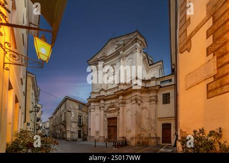 Cuneo, Italia - 12 dicembre 2024: Chiesa di Santa chiara (XVIII sec) dell'ex convento di Santa chiara in via Savigliano nel centro storico, notte Foto Stock