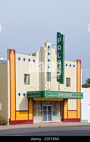 Il Palace Theater di Marfa, Texas, è un ottimo esempio di architettura Art Déco. Questa città del Texas occidentale è nota come una roccaforte dell'arte minimalista. Foto Stock