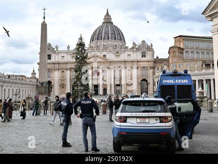 Le forze di sicurezza e le auto della polizia intorno a Piazza San Pietro in Vaticano il 23 dicembre 2024 per il Giubileo del 2025. La polizia italiana ha rafforzato le misure di sicurezza intorno al Vaticano per il Giubileo 2025 che attirerà milioni di pellegrini. Nell'ambito delle misure per il Giubileo, nella capitale saranno dispiegate 700 unità di sicurezza, oltre a quelle che operano regolarmente per monitorare i siti sensibili e in particolare il Vaticano. Foto di Eric Vandeville/ABACAPRESS. COM credito: Abaca Press/Alamy Live News Foto Stock