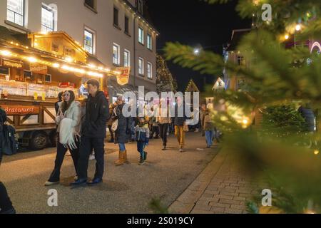 Passeggia attraverso un mercatino di Natale illuminato, circondato da bancarelle festose e da un'atmosfera allegra, la notte delle luci, Nagold, la Foresta Nera, Foto Stock