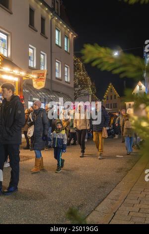 I visitatori passeggiano attraverso il mercatino di Natale illuminato, apprezzano l'atmosfera invernale e le luci festive, la notte delle luci, Nagold, la Foresta Nera e Germa Foto Stock