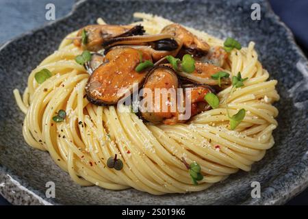 Spaghetti con cozze, senza guscio, pasta con cozze sbucciate, in salsa di carbonara, micro-verdi, fatti in casa, nessuno Foto Stock