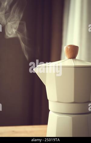 Macchina per il caffè geyser, beige, primo piano, bollitura, vapore dal beccuccio, mattina, colazione, nessuno Foto Stock