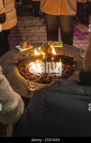 La gente si riunisce intorno a un falò all'aperto, è caldo e accogliente, la notte delle luci, Nagold, Foresta Nera, Germania, Europa Foto Stock