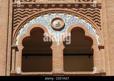 Madrid, Spagna, Europa, dettaglio di muratura decorativa e un arco decorativo della finestra, l'arena Las Ventas, Europa Foto Stock