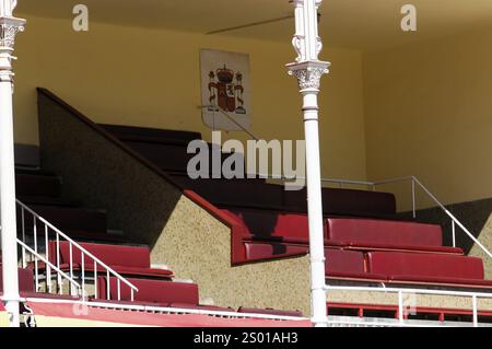 Madrid, Spagna, Europa, primo piano di file rosse di posti a sedere in un'arena, decorata con uno stemma, l'arena Las Ventas, Europa Foto Stock