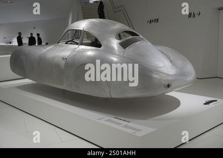 Porsche Type 64, costruita nel 1939, auto retrò in argento in uno showroom futuristico, New Porsche Museum 2009, Stoccarda, Baden-Wuerttemberg, Germania, Europa Foto Stock